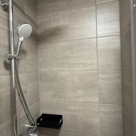 Modernes Mit Parkplatz *