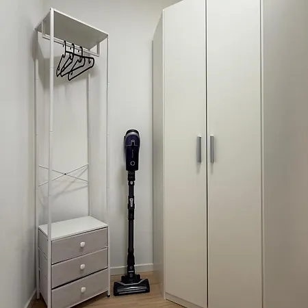 Modernes Mit Parkplatz